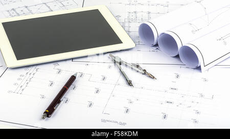 Tablet e disegni sul piano, sfondo Foto Stock