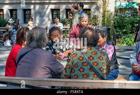 Le donne cinesi nella città di New York Chinatown carte da gioco al sole Foto Stock