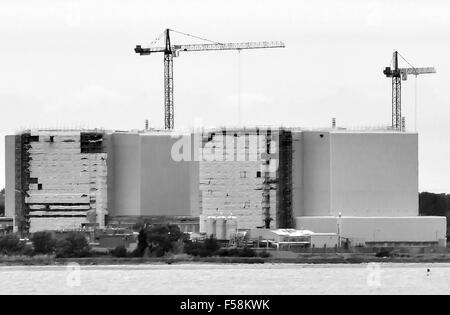 Bradwell centrale nucleare Essex, fotografata da West Mersea, Mersea Island cercando attraverso il fiume Blackwater Foto Stock