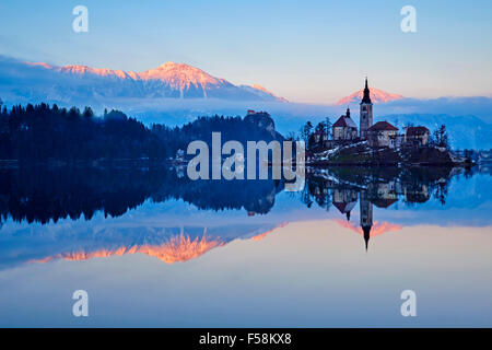 La Slovenia, Bled, il lago di Bled e sulle Alpi Giulie, chiesa dell Assunzione Foto Stock