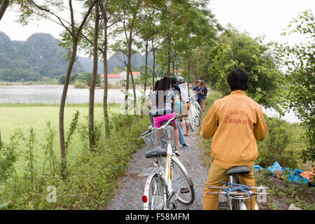 Giro in bicicletta vacanza in Vietnam, ciclisti che viaggiano attraverso la provincia di Ninh Binh, Vietnam del nord, Asia Foto Stock