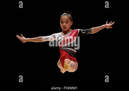 Glasgow, Regno Unito. 29 ott 2015. YAN WANG dalla Cina compete sul fascio durante il tutto attorno alla finale del mondiale 2015 Campionati di ginnastica tenutasi a Glasgow, Regno Unito. Credito: Amy Sanderson/ZUMA filo/Alamy Live News Foto Stock