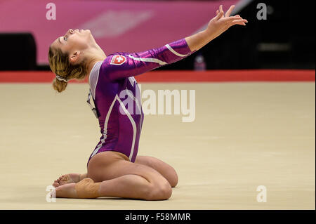 Glasgow, Regno Unito. 29 ott 2015. Giulia STEINGBRUBER dalla Svizzera compete sul pavimento durante il tutto attorno alla finale del mondiale 2015 Campionati di ginnastica tenutasi a Glasgow, Regno Unito. Credito: Amy Sanderson/ZUMA filo/Alamy Live News Foto Stock