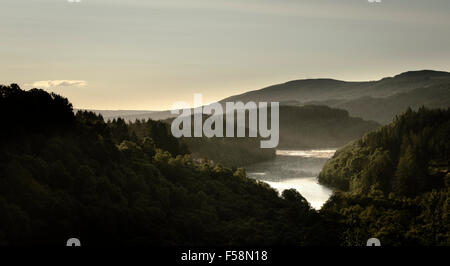 La nebbia salita su Loch Drunkie nella luce del mattino. Foto Stock