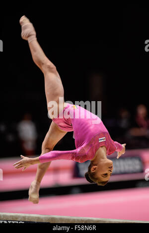 Glasgow, Regno Unito. 29 ott 2015. LAURA JURCA dalla Romania compete sul pavimento durante il tutto attorno alla finale del mondiale 2015 Campionati di ginnastica tenutasi a Glasgow, Regno Unito. Credito: Amy Sanderson/ZUMA filo/Alamy Live News Foto Stock