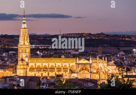 Toledo, Spagna, Europa - con i riflettori cattedrale di Toledo di notte al tramonto Foto Stock