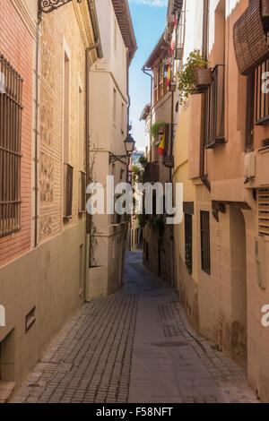 Strade strette nella parte vecchia della città di Toledo, Spagna, Europa Foto Stock