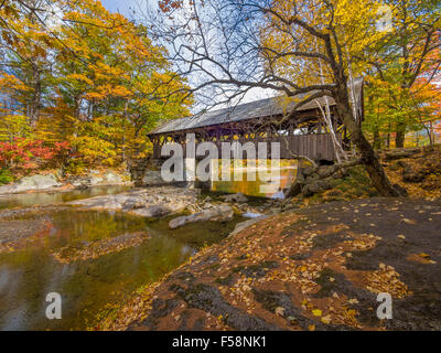 Il vecchio ponte coperto durante la caduta stagione,nella cittadina di Bethel, Maine, Stati Uniti d'America Foto Stock