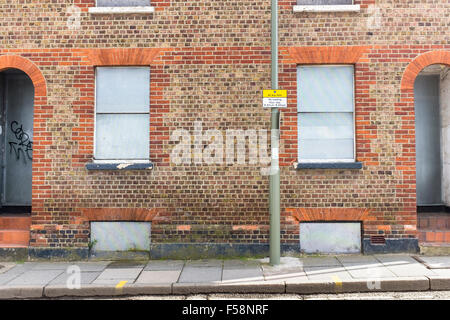 Una terrazza di intavolato case vuote su Woodbridge Road, Guildford, Surrey Foto Stock