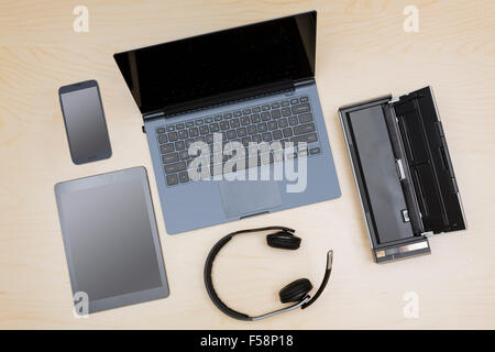 Vista aerea di molti computing e schermate dello smartphone - concetto di telelavoro o lavoro da casa Foto Stock