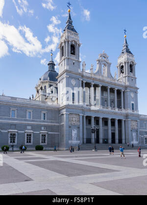 La cattedrale di Almudena, nel centro di Madrid, Spagna, Europa Foto Stock