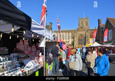 Pack lunedì fiera a Sherborne Abbey in background, Sherborne, Dorset, Inghilterra. Foto Stock