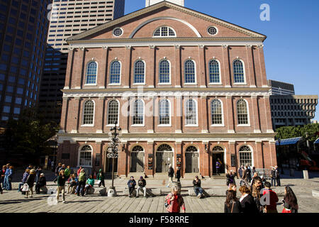 Vista generale di Faneuil Hall di Boston, Massachusetts in una giornata di sole contro un cielo blu circondato da turisti. Foto Stock