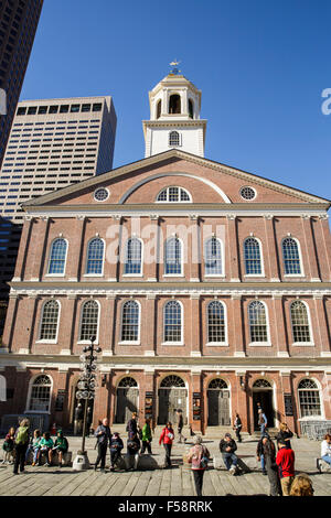 Vista generale di Faneuil Hall di Boston, Massachusetts in una giornata di sole contro un cielo blu circondato da turisti. Foto Stock