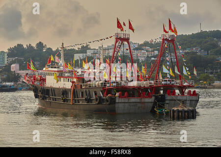 Commerciale Cinese barche da pesca ormeggiate in Cheung Chau, Porto di Hong Kong. Foto Stock