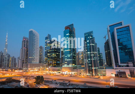 Skyline di nuove torri di uffici di notte nella baia di business district di Dubai Emirati Arabi Uniti Foto Stock