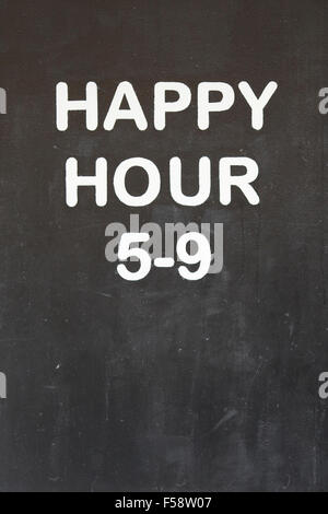 Blackboard al di fuori di un pub pubblicità Happy Hour Foto Stock