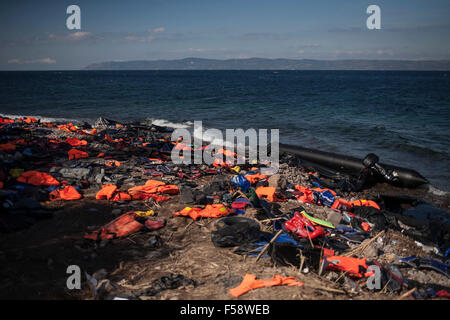 Lesbo, Grecia. Il 30 ottobre, 2015. Giubbotti salvagente e un gommone barca su una spiaggia nella parte nord di Lesbo, Grecia il 30 ottobre 2015. Foto: Socrates Baltagiannis/dpa (zu dpa vom 30.10.2015) Credito: dpa picture alliance/Alamy Live News Foto Stock