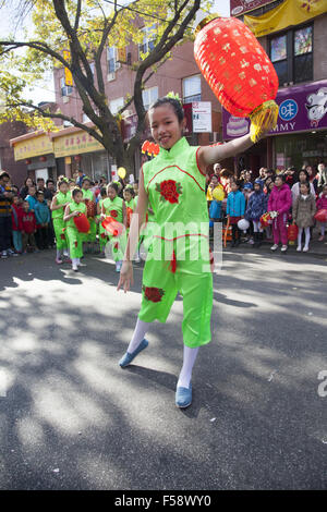 Bambini Danza troupe eseguire presso il ristorante cinese Festival di autunno e Lanterna Parade nel quartiere di Chinatown di Brooklyn, New York. Foto Stock