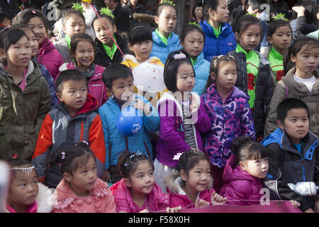 I ragazzi della scuola media locale partecipare al cinese Festival di autunno e Lanterna Parade nel quartiere di Chinatown di Brooklyn, N Foto Stock