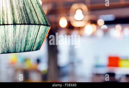 La luce interna con lampade sfocati in background Foto Stock