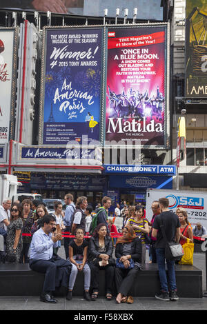 Persone in fila per acquistare discount theatre tickets in Times Square Theatre District il più grande area turistica della città di New York. Foto Stock