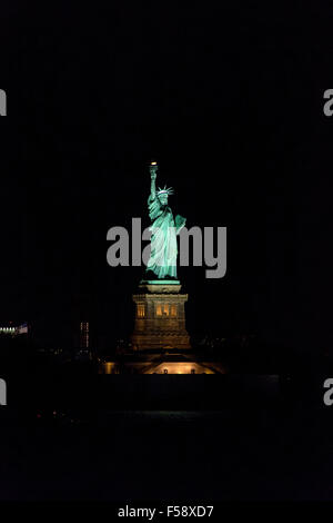 Statua della Libertà di notte, la città di New York, Stati Uniti d'America. Foto Stock