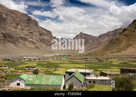 India, Himachal Pradesh, Spiti Valley, Losar village, casali di campagna tra i campi di orzo Foto Stock