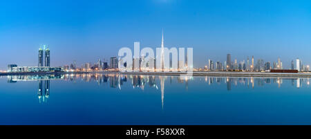 Panorama sullo skyline di grattacieli e Burj Khalifa Tower prima del sorgere del sole in Dubai Emirati Arabi Uniti Foto Stock