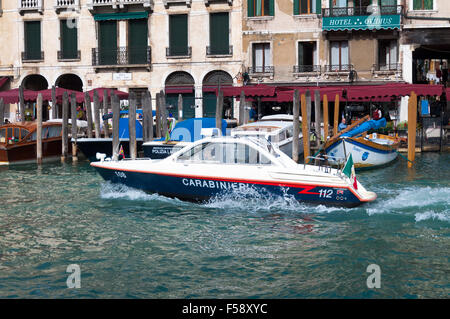 Carabinieri imbarcazione di pattuglia sul Grand Canal, Venezia, Italia Foto Stock