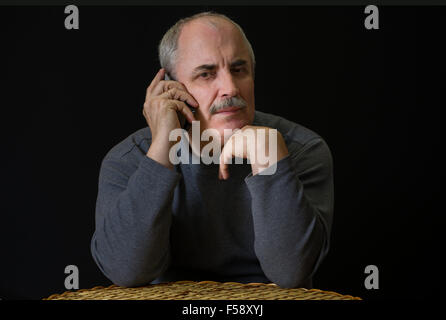 Ritratto di coppia uomo caucasico di ascolto del telefono cellulare Foto Stock