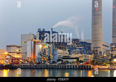 Industria petrolchimica su sunset, hong kong Foto Stock