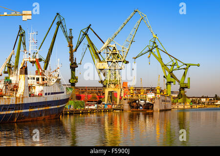 Le navi ormeggiate presso il molo nel cantiere navale di Gdansk, Polonia. Foto Stock