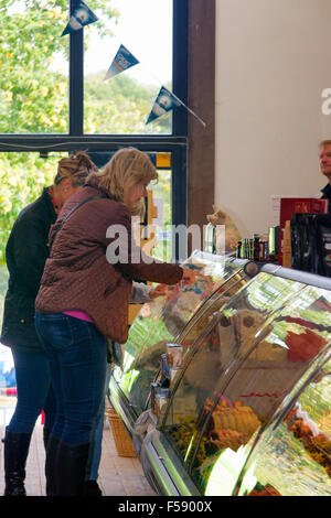 Carni sul display nella norcineria, Jimmy's Farm, Wherstead, Ipswich, Regno Unito Foto Stock