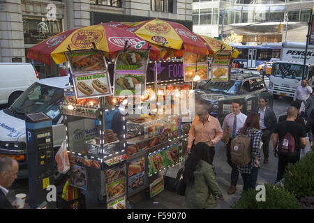 Cucina di strada fornitore ha un buon posto sulla 40th Street lungo il Bryant Park di New York City. Foto Stock