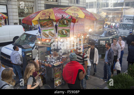 Cucina di strada fornitore ha un buon posto sulla 40th Street lungo il Bryant Park di New York City. Foto Stock