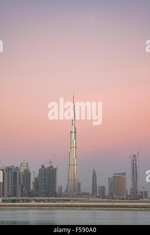 Skyline di grattacieli e Burj Khalifa Tower prima del sorgere del sole in Dubai Emirati Arabi Uniti Foto Stock