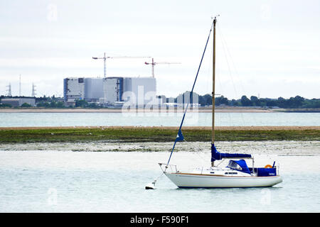 Bradwell centrale nucleare Essex, fotografata da West Mersea, Mersea Island cercando attraverso il fiume Blackwater Foto Stock