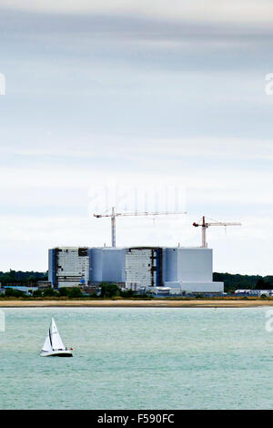 Bradwell centrale nucleare Essex, fotografata da West Mersea, Mersea Island cercando attraverso il fiume Blackwater Foto Stock