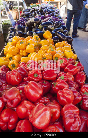 Un sano guardando i peperoni in vendita presso il Grand Army Plaza Farmers Market a Park Slope, Brooklyn, New York. Foto Stock