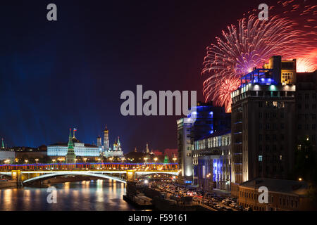 Mosca, Russia - 09 Maggio 2015: La Giornata della Vittoria (II Guerra Mondiale) sessantesimo anniversario di Mosca con fuochi d'artificio e spettacolo di luci Foto Stock