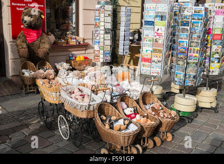 Tourist souvenir shop vendita giocattolo tedesco orsi, Nikolaiviertel, quartiere Mitte di Berlino, Germania. Foto Stock