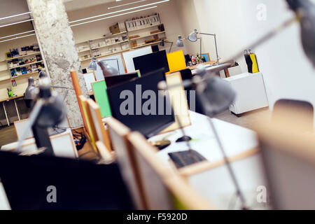 Ufficio vuoto interno con computer e lampade Foto Stock