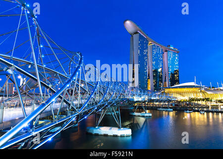 Singapore - Luglio 10: Helix ponte che conduce alla Marina Bay Sands Hotel, 10 luglio 2013. Foto Stock