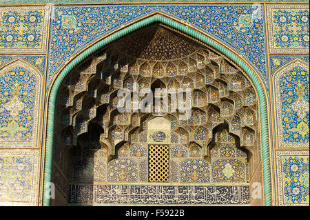 Stalattiti ornamento su Ivan, portale di ingresso, Sceicco Lotfollah moschea, Elazig, Turchia Foto Stock