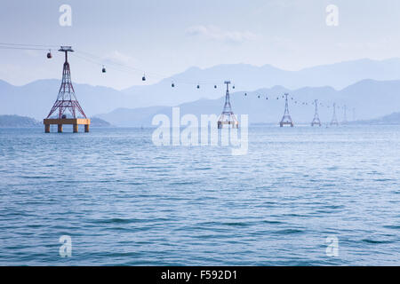 Nha Trang funivia sopra il livello del mare che conduce a Vinpearl Amusement Park, Nha Trang, Vietnam. Foto Stock