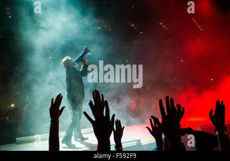 Londra, Regno Unito. 29 ottobre, 2015. Bono da U2 a Londra O2 sull'innocenza ed esperienza Banco credito: David pearson/Alamy Live News Foto Stock