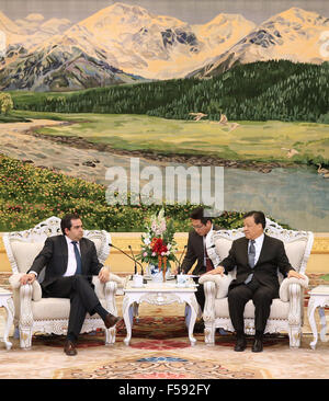 Pechino, Cina. 30 ott 2015. Liu Yunshan (R), un membro del comitato permanente dell'ufficio politico del Partito Comunista della Cina (CPC) Comitato Centrale, un incontro con una delegazione di visita dei quadri del Cile la coalizione di governo, a Pechino, capitale della Cina, Ottobre 30, 2015. Credito: Pang Xinglei/Xinhua/Alamy Live News Foto Stock