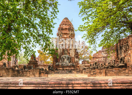 Tempio complesso con stupa e la grande statua del Buddha, Wat Mahathat, Ayutthaya, Chang Wat Phra Nakhon Si Ayutthaya, Thailandia Foto Stock