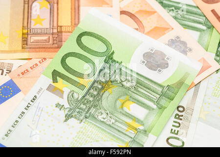 Un centinaio di banconote in euro su Euro Bills sfondo Foto Stock